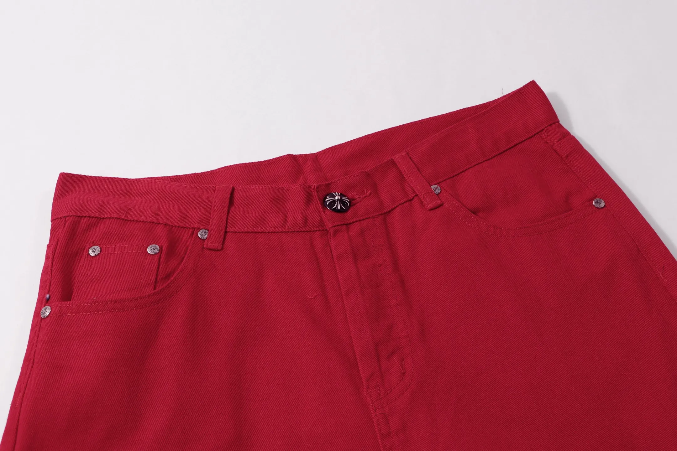 P280 Style number: H91 Croxin & 𝐂𝐡𝐫𝐨𝐦𝐞 𝐇𝐞𝐚𝐫𝐭 ss25 red cow king oversized leather jeans. Styles with different washed textures are very friendly to people with thin legs. The slightly flared version perfectly modifies the leg shape. The timeless and moderate length makes it easy to match and match. It is the basis for various styles and is a must-have in your wardrobe! The fabric is stiff but also makes the upper body soft without losing texture. The washing process is even more perfect. It is a must-have item for everyone! ! ! Washed wheat, hang tag, pants label, three labels complete Color: blue Size: 28-30-32-34